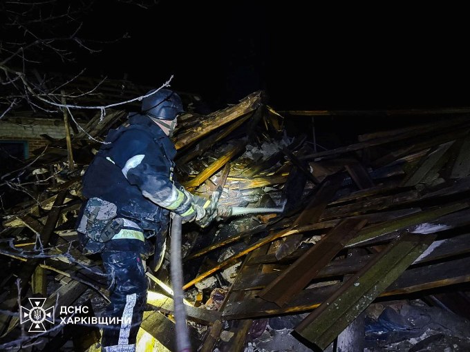 У Плоскому Харківської області два влучання БпЛА по житловому сектору викликали масштабні пожежі.